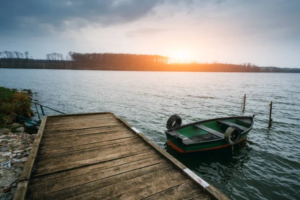 Лодка на озерном пирсе — стоковое фото