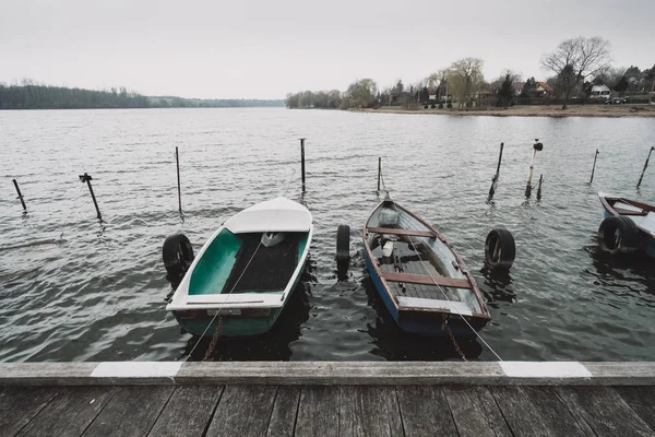 Лодки на озерном пирсе — стоковое фото