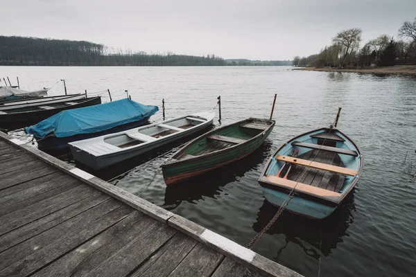 Лодки на озерном пирсе — стоковое фото