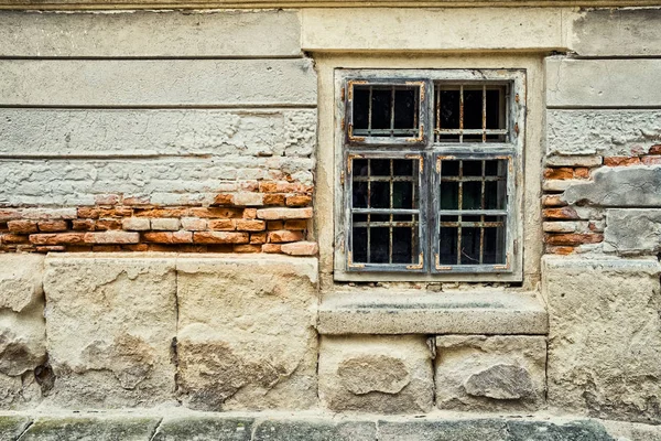 Janela da fachada do edifício velho danificado — Fotografia de Stock