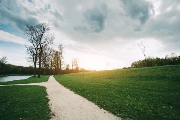 Sentiero nel parco — Foto Stock