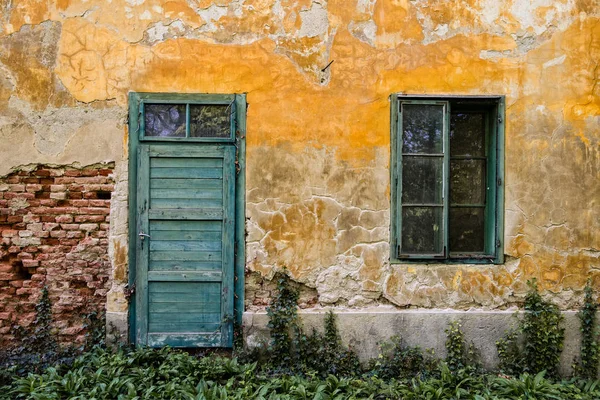 Zerstörte Wände der alten Haustüren und Fenster — Stockfoto