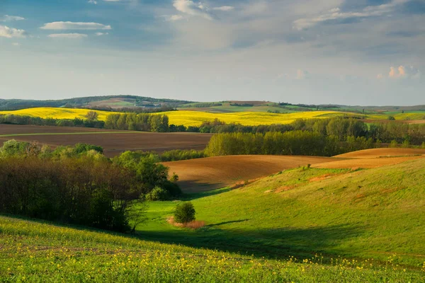 Krajobraz wsi i zielone wzgórza — Zdjęcie stockowe