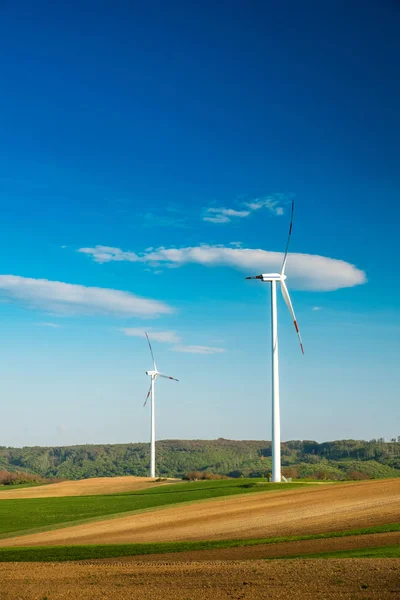 Вітрові турбіни на полі — стокове фото