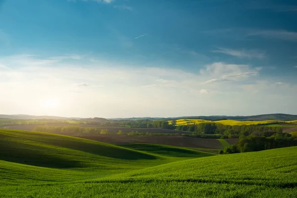 Platteland en groene landschap van de heuvels — Stockfoto