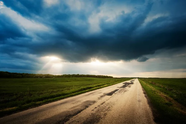 Strada di campagna tempo stromy — Foto Stock