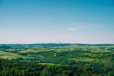 Rüzgar türbinleri sahada
