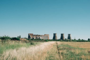 Eski fabrika ve büyük bacalar