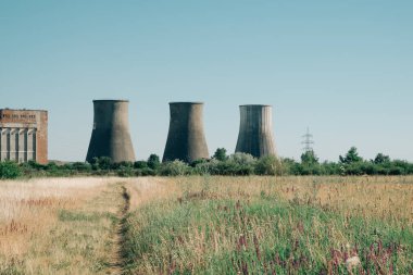 Eski fabrika ve büyük bacalar