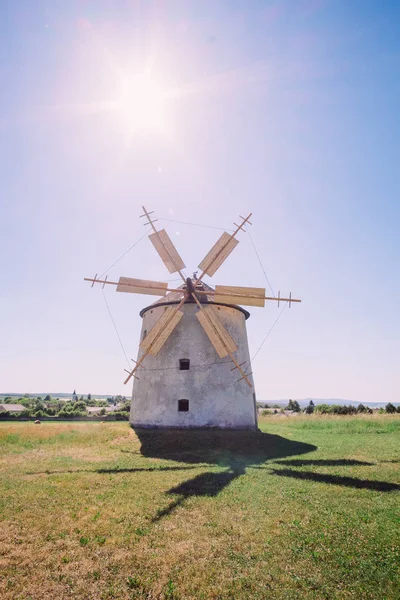 Alte holländische Windmühle auf Feld — Stockfoto