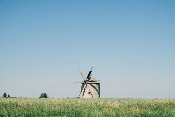 Alte holländische Windmühle auf Feld — Stockfoto