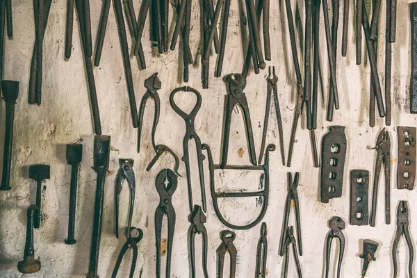 Outils forgerons sur le mur — Photo