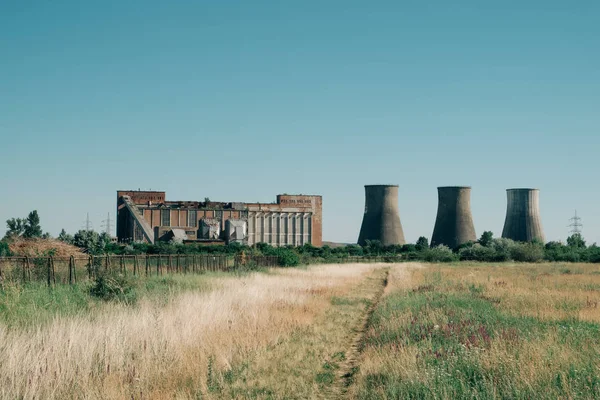 Alte Fabrik und große Schornsteine — Stockfoto