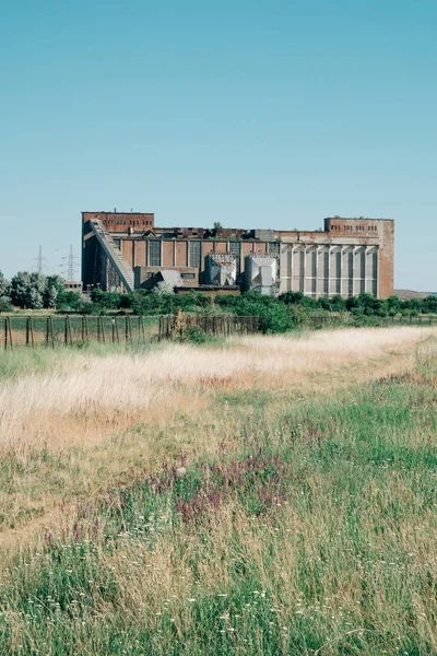 Construção de fábrica abandonada — Fotografia de Stock