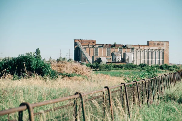 Construção de fábrica abandonada — Fotografia de Stock