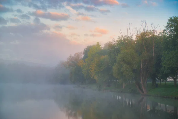 Φθινοπωρινό Χρώμα Αντανακλάται Στα Ήρεμα Νερά Της Ομίχλης Πρωινή Λίμνη — Φωτογραφία Αρχείου