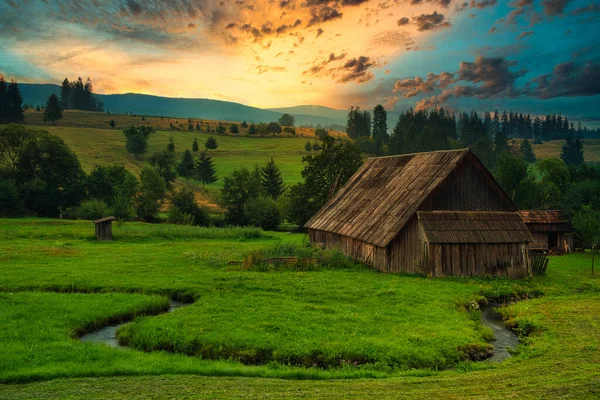 Wood Cabin Meadow Flowing Stream Dramatic Sky — Stock Photo, Image