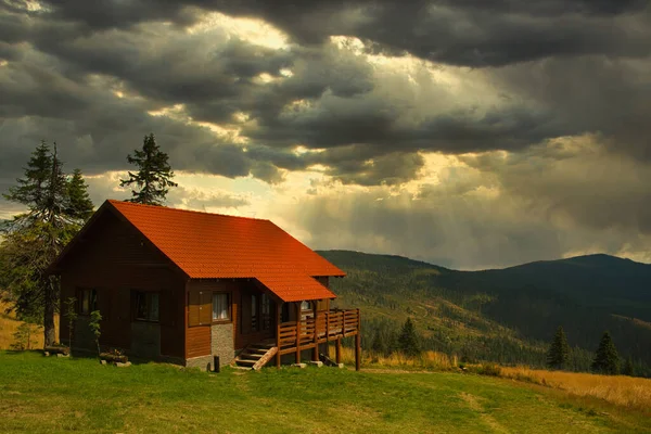 Cabina Nelle Montagne Dei Carpazi Romania — Foto Stock