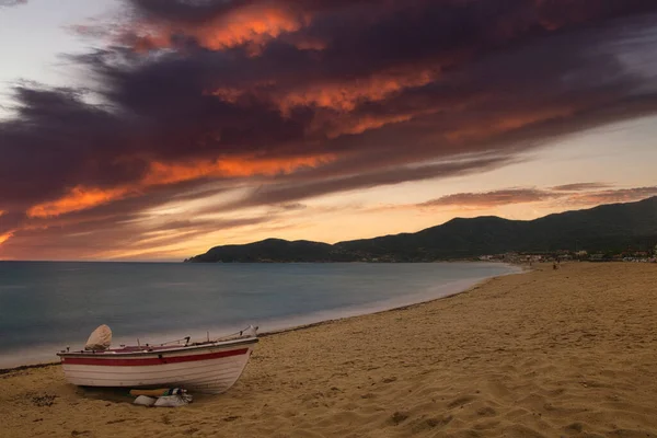 Barco Orilla Grecia Con Cielo Atardecer Dramático —  Fotos de Stock