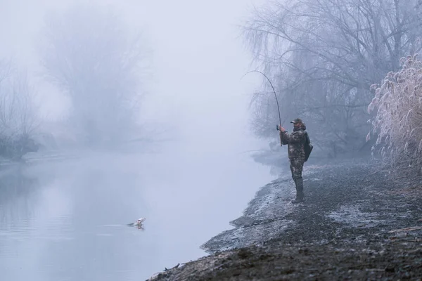 Fischer Angeln Mit Der Spinnrute Flussufer Bei Nebligem Winter Schleuderfischen — Stockfoto