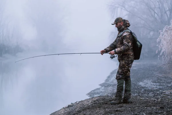 Sisli Kış Mevsiminde Bir Nehir Kıyısında Balık Tutan Balıkçı Balık — Stok fotoğraf