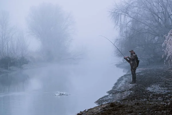 Fisher Homem Pesca Com Vara Fiação Uma Margem Rio Nevoeiro — Fotografia de Stock