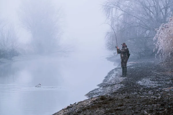 Sisli Kış Mevsiminde Bir Nehir Kıyısında Balık Tutan Balıkçı Balık — Stok fotoğraf