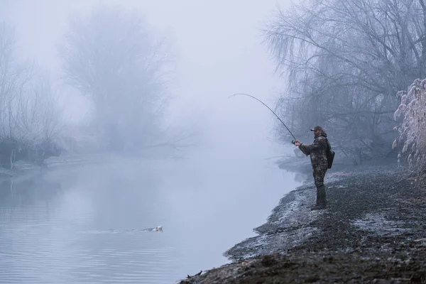 Fischer Angeln Mit Der Spinnrute Flussufer Bei Nebligem Winter Schleuderfischen — Stockfoto
