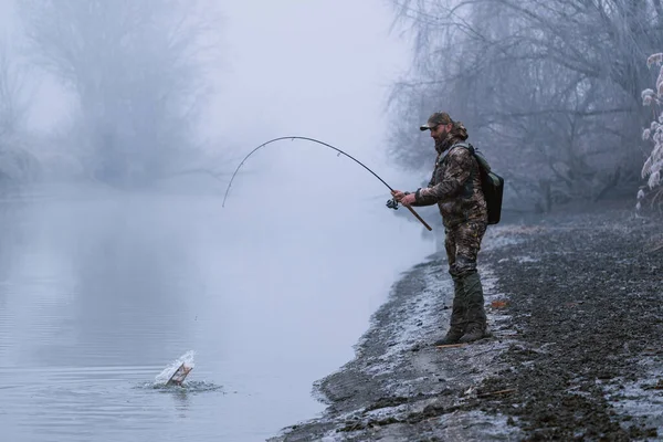 Fisher Homem Pesca Com Vara Fiação Uma Margem Rio Nevoeiro — Fotografia de Stock