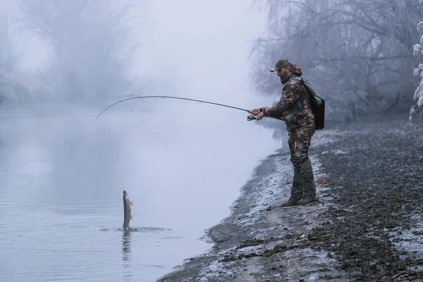 Людина Фішер Рибалка Прядкою Березі Річки Туманну Зиму Прядіння Риболовлі — стокове фото