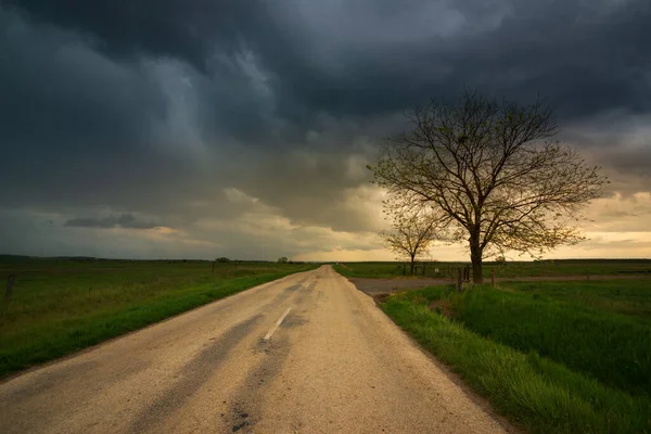 Nubes Tormenta Oscura Sobre Camino Del Campo Cielo Oscuro Malhumorado — Foto de Stock