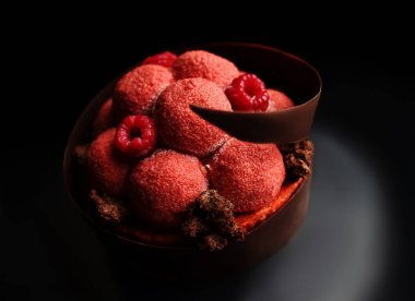 Taze meyveli büyük kırmızı ahududu tatlısı, mikrodalga süngeri ve çikolata sarmalı kenarı.