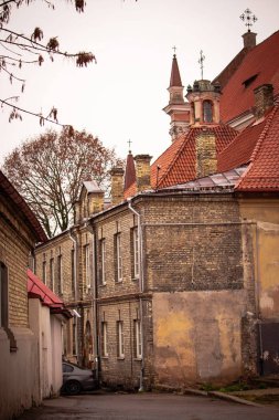Sarı tuğlalı duvar binalı Vilnius sokağı