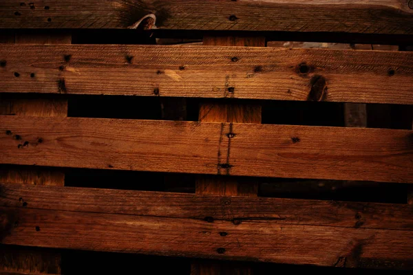 갈색 나무판자가 못 으로 벽을 두르고 있다 — 스톡 사진