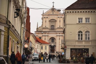 Vilnius 'taki Ausros Gates Caddesi' nde polis arabası ve insanlar var.