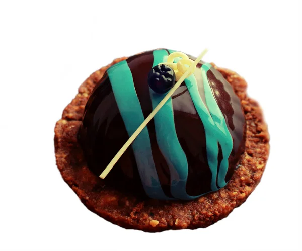 Dessert noir et bleu sur base de biscuits au chocolat blanc et baies d'aronia — Photo