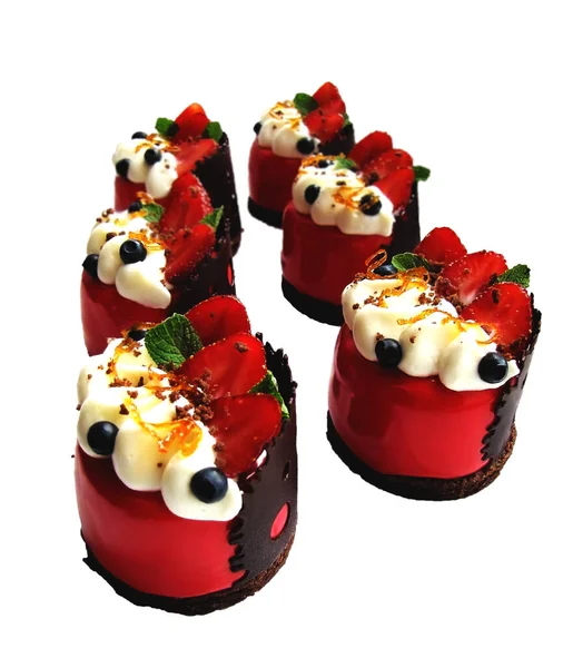 Postre de mousse de fresa con crema batida, bayas frescas y decoraciones de chocolate — Foto de Stock