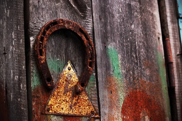 Σκουριασμένο πέταλο και ηλεκτρικό σήμα συναγερμού σε ξύλινη σανίδα πόρτα — Φωτογραφία Αρχείου