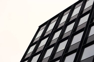 Beyaz gökyüzü arka planında modern bina üst köşesi