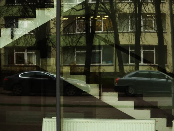 Escadas diagonais vistas através de vidro com reflexão — Fotografia de Stock