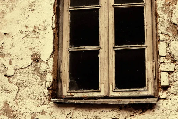 Vieja ventana de marco de madera en el edificio del casco antiguo — Foto de Stock