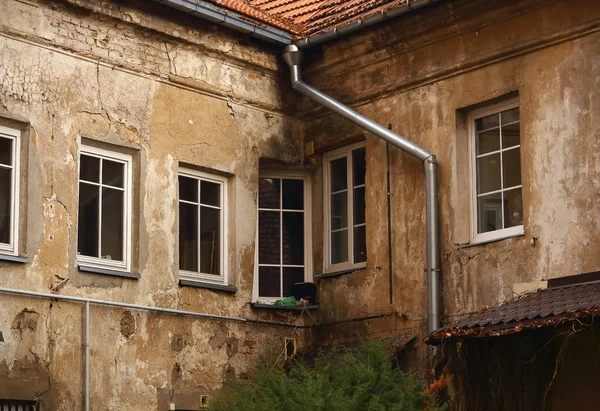 Eski bina duvarında drenajı olan kapalı plastik pencereler — Stok fotoğraf