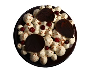 Çikolata kaplı yuvarlak tutulmalı pasta, beyaz çikolata kreması, kızılcık ve çikolata süslemeleri.