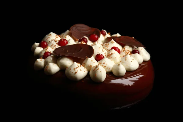 Gâteau éclipse rond glacé au chocolat avec crème au chocolat blanc, canneberges et décorations au chocolat — Photo