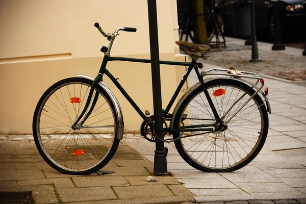 Régi kerékpár parkolt a régi város járdán — Stock Fotó