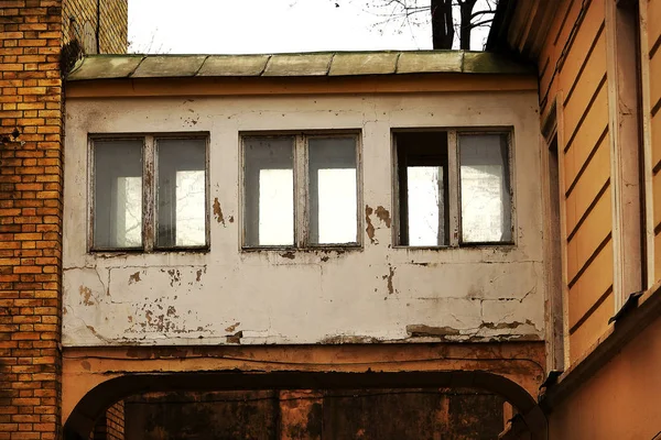 Tres viejas ventanas oxidadas en los edificios de puentes del corredor blanco — Foto de Stock