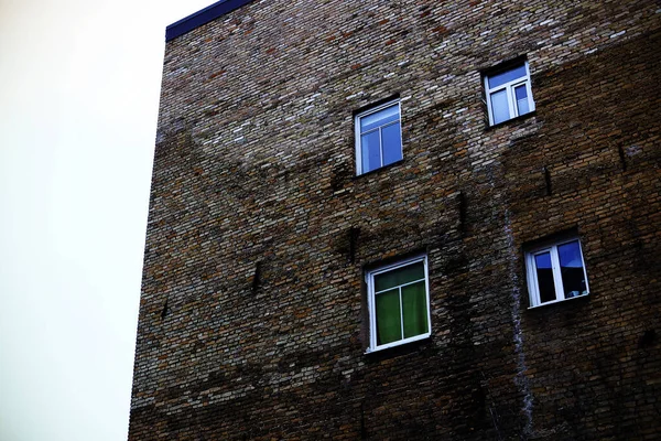 不同塑料窗户的宏伟建筑砖墙 — 图库照片
