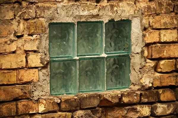 Ventana de vidrio grueso hecha a sí mismo en pared de ladrillo viejo — Foto de Stock