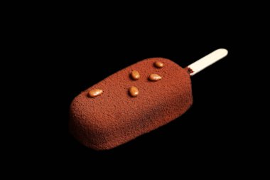 Çikolata ve karamelize ayçiçeği tohumlu dondurma.