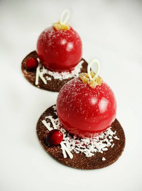 İki Noel süslemesi kreması kızılcık ve hindistan cevizi ve çikolatalı kurabiye.